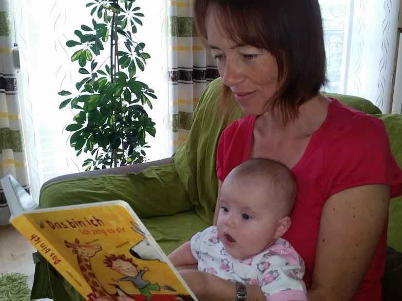 Buchstart Mama liest mit Baby